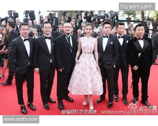 素人幸运与足球球星亲密合影，现场瞬间引发粉丝疯狂尖叫和掌声